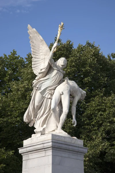 ベルリン、ウンター ・ デン ・ リンデン、schlossbrucke ブリッジ、戦士の彫刻 — ストック写真