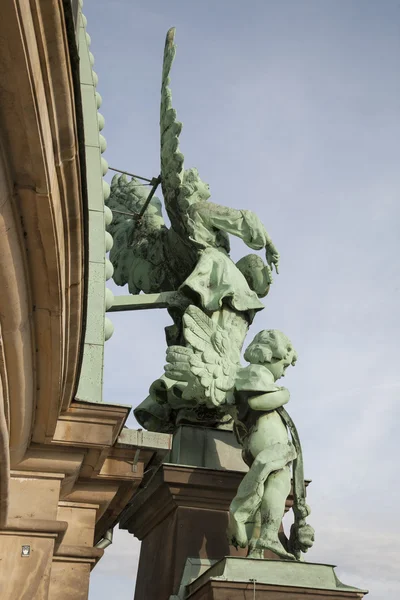 Escultura Anjo na Cúpula da Igreja Catedral Dom Berliner, Berlim — Fotografia de Stock