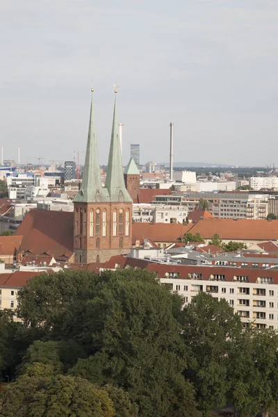 Paisaje urbano de Berlín con la Iglesia Nokolakirche — Foto de Stock