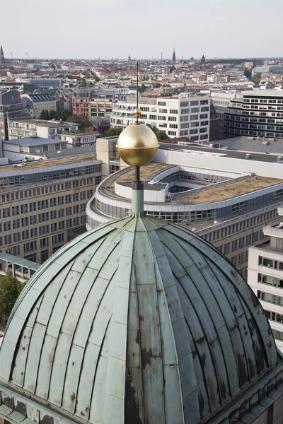Paysage urbain de Berlin avec une partie de l'église Berliner Dom — Photo