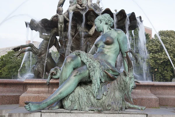Neptunus fontän av Begas d.ä (1891), torget alexanderplatz, berlin — Stockfoto