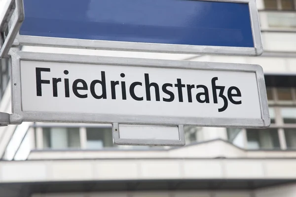 Friedrichstrafze 街道指示牌上柏林 — 图库照片