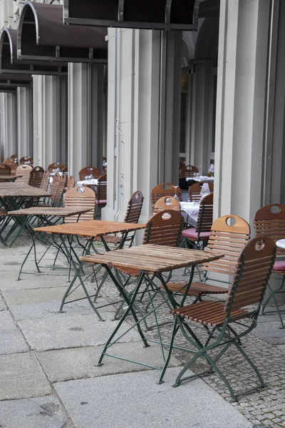 Cafe terrasse tisch und stühle, berlin — Stockfoto