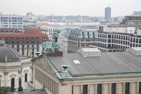 Paisaje urbano de Berlín incluyendo el edificio de la sala de conciertos — Foto de Stock