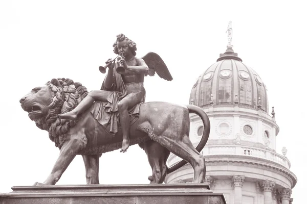 Statua konzerthaus Berlin - berlin sala koncertowa (1821) z d — Zdjęcie stockowe