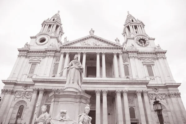 Monumento a la Reina Victoria en las afueras de St Pauls Cathedral, Londres — Foto de Stock