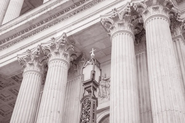 Lamp outside St Pauls Cathedral, London — Stock Photo, Image