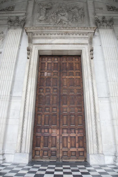 Hoofdingang en ingang van st pauls cathedral, Londen — Stockfoto