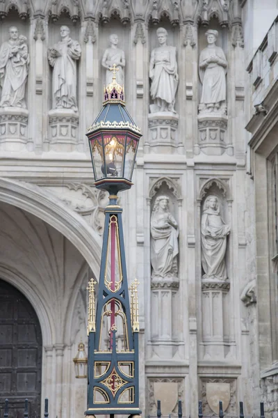 Ліхтарний стовп поза двері центрального входу Вестмінстерське абатство, Лондон — стокове фото