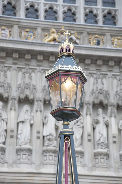 ウェストミン スター寺院、ロンドンのメインの入り口のドアの外の街灯 — ストック写真