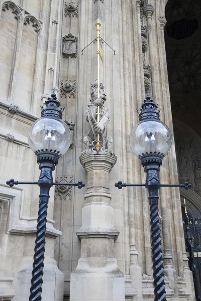 Ліхтарний стовп поза двері центрального входу Вестмінстерське абатство, Лондон — стокове фото