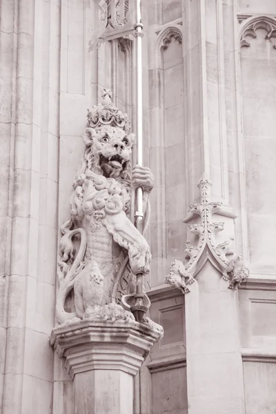 Löwe bewacht Eingangstür von Parlamentsgebäuden, Westminster — Stockfoto