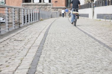 setin oberbaumbrucke Köprüsü yakınlarında spree Nehri üzerinde berlin