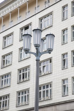elektrik direği üzerinde karl marx allee, berlin, Almanya