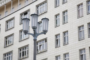elektrik direği üzerinde karl marx allee, berlin, Almanya