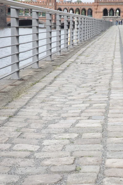 Terraplén sobre el río spree, cerca del puente Oberbaumbrücke, Berlín — Foto de Stock