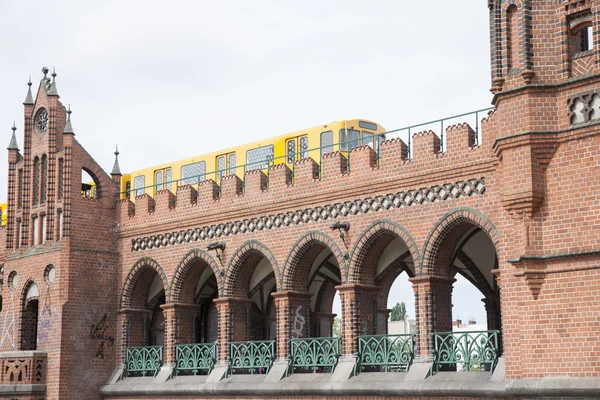 Oberbaumbrucke most a řeku spree, Berlín — Stock fotografie