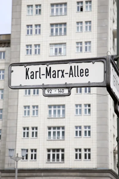 卡尔 · 马克思 allee 路牌柏林 — 图库照片
