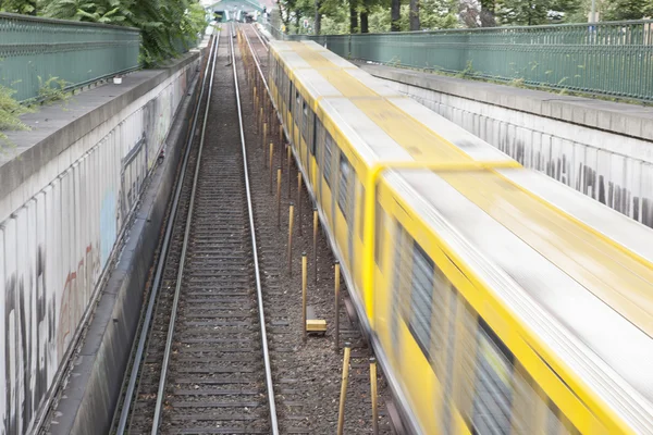 Trem do metrô amarelo em Berlim — Fotografia de Stock