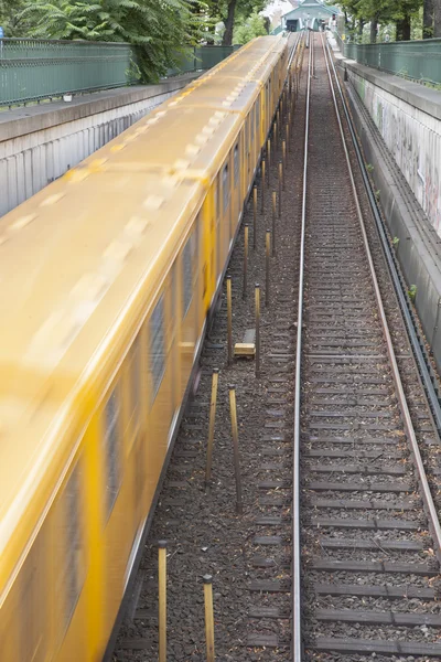 베를린에서 노란색 지하철 열차 — 스톡 사진