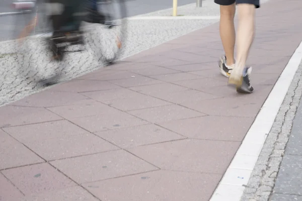 Ciclista e camminatore sul marciapiede a Berlino — Foto Stock