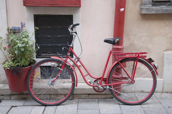 Bicicleta vermelha em Varsóvia, Polonia — Fotografia de Stock