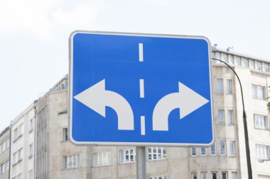 trafik işareti kentsel bir ortamda