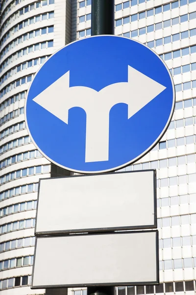 Verkeer ondertekenen in stedelijke omgeving — Stockfoto