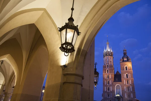 Tuchhalle und Lampe mit Mariacka-Basilika, Krakau — Stockfoto