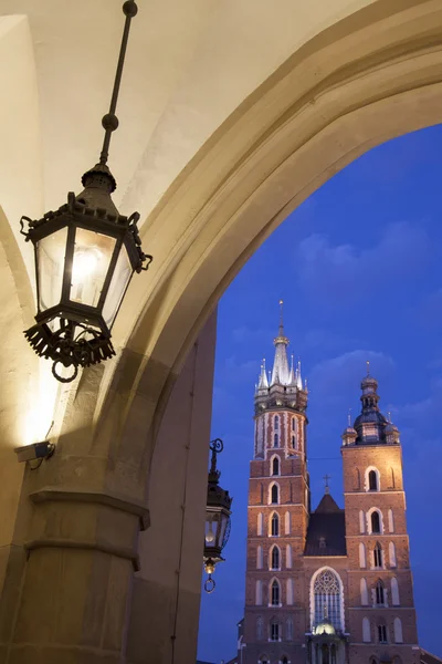 Cloth Hall and Lamp with Mariacka Basilica Church, Krakow — Stock Photo, Image