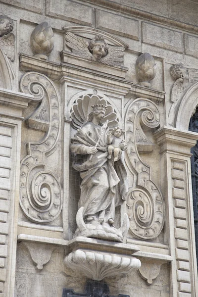 Detalle en la fachada de la iglesia de la basílica de Mariacka, Cracovia — Foto de Stock