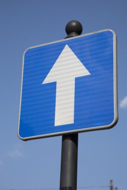 Tek yönlü trafik işareti