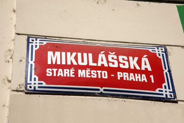 Mikulasska 街道指示牌上，盯着新城邻里，布拉格 — 图库照片