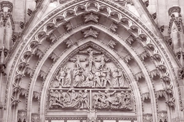 Detail op kathedraal gevel, Praag — Stockfoto