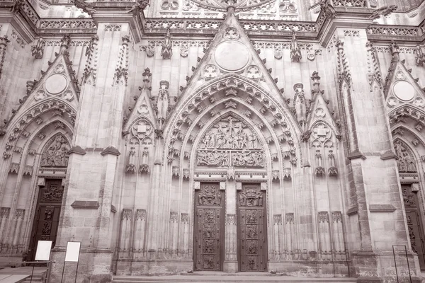 Dettaglio sulla facciata della cattedrale, Praga — Foto Stock