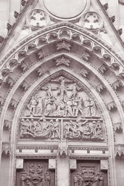 Szczegóły na fasadzie katedry, Praga — Zdjęcie stockowe