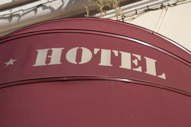 Kırmızı hotel sign