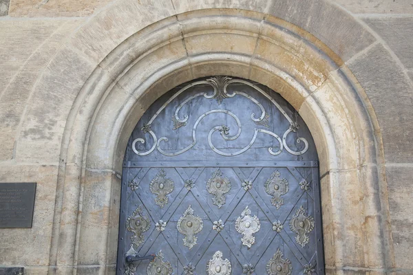 Tür der Kathedrale in Prag, Tschechische Republik — Stockfoto
