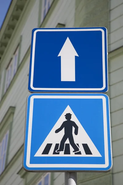 Fußgänger und Einbahnstraßenschild — Stockfoto