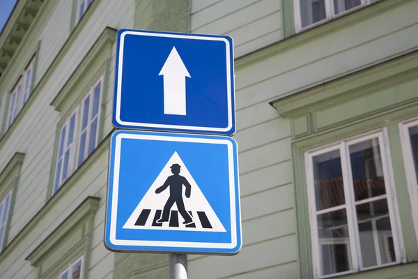 Pedestre e sinal de sentido único — Fotografia de Stock