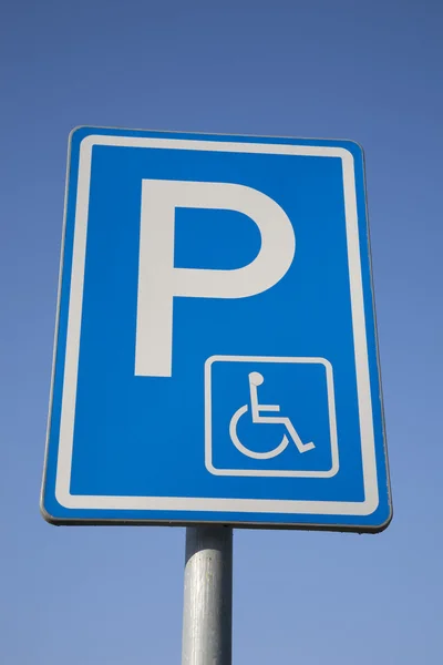 Placa de estacionamento desativado — Fotografia de Stock