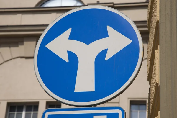 Blå två riktningar trafik skylt — Stockfoto