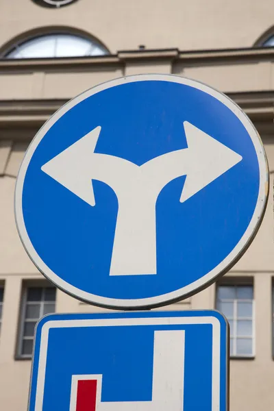 Mavi iki yönlü trafik işaretleri — Stok fotoğraf
