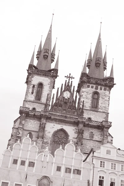 Kerkelijk van onze vrouw voordat tyn en stadsgezicht van Praag — Stockfoto