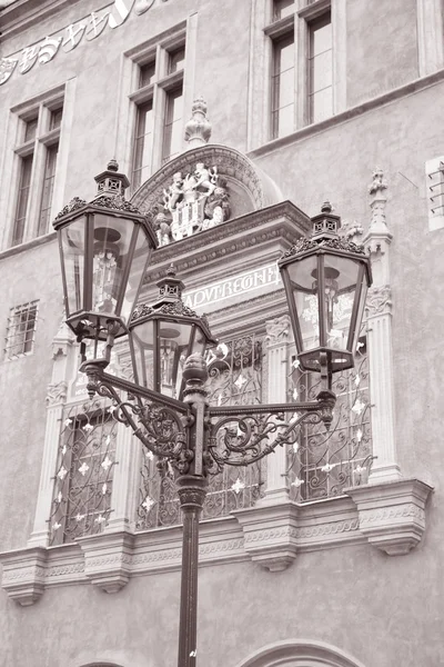 布拉格旧市政厅外面的灯柱 — 图库照片