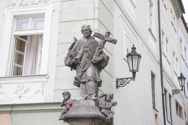 Religieuze saint standbeeld, Praag — Stockfoto