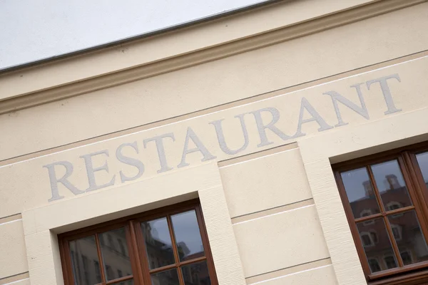 Signo de restaurante plateado en pared — Foto de Stock