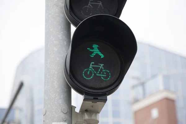 Semáforo verde pedresdriano y bicicleta — Foto de Stock