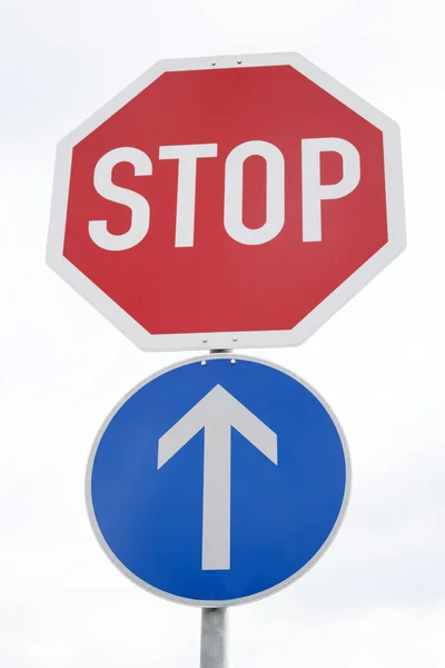 Red Stop e Blue One Way sinal de trânsito — Fotografia de Stock