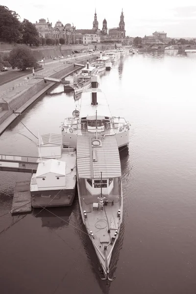 Stoomboten op de rivier de elbe in dresden — Stockfoto